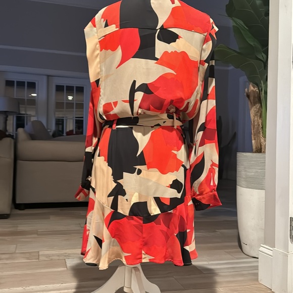 BNWT Reiss Minidress size 6. Colors are tan,black, red. Lining, belt, w/pockets - Picture 10 of 10